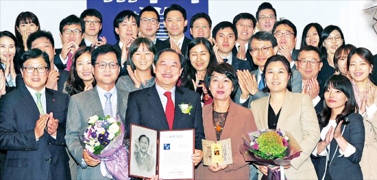 전문경영인 부문 수상자인 이상철 LG유플러스 부회장(앞줄 왼쪽 세 번째)과 부인 한명희 씨(네 번째)가 회사 임직원들과 환하게 웃고 있다.
허문찬 기자 sweat@hankyung.com