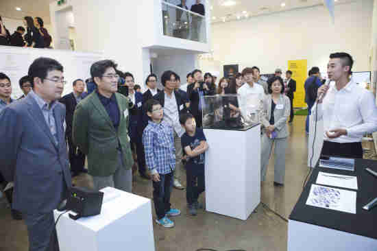 삼성전자는 26일 서울 청담동 갤러리원에서 디자인 인재육성 프로그램인 ‘삼성디자인멤버십’ 20주년 기념 전시회를 열었다. (왼쪽부터)김영준 삼성전자 디자인경영센터 전무, 장동훈 부사장 등 참석자들이 멤버십 회원들의 작품을 둘러보고 있다. 삼성전자 제공.