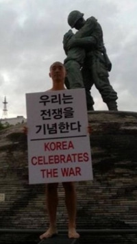 "국군의날 시가행진 반대한다"…'알몸시위' 나선 강의석은 누구?