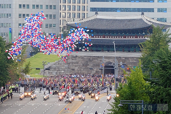 [포토] 국군의날 시가행진 시작을 알리는 풍선