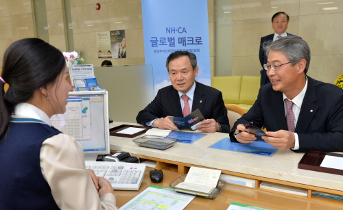 1호 고객으로 펀드에 가입한 임종룡 NH농협금융지주 회장