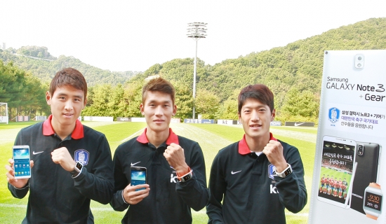 [사진] '갤럭시 기어' 찬 축구 국가대표, 구자철·이청용 