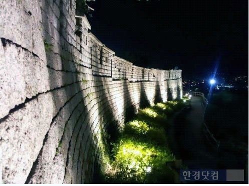 서울 한양도성 낙산구간 야경 / 사진. 한국학원총연합회 전국외국어교육협의회 제공.