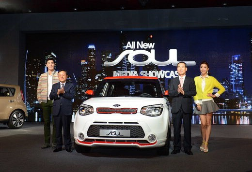 기아자동차는 22일 서울 광장동 W호텔에서 ‘올 뉴 쏘울’ 출시행사를 열었다. 이삼웅 기아차 사장(오른쪽 두 번째)이 차량을 소개하고 있다. 판매가는 1595만~2105만원. 기아차 제공