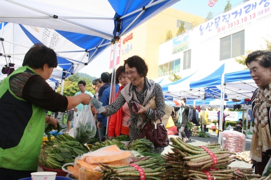 롯데마트, 의무휴무일에 '농산물 직거래 장터' 개최