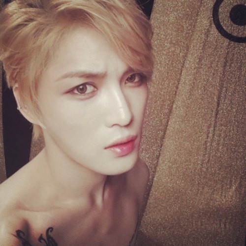 김재중 할로윈과 함께 상의 탈의 "로버튼 패틴슨 아니야?"