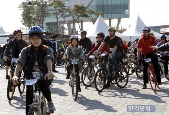 한국관광공사가 주최한 2013 국제 바이크캠핑 축제가 26, 27일 김포 아라여객터미널 일대에서 열렸다. 사진은 내, 외국인 참가자들이 자전거 타기에 나서고 있는 모습. / 사진. 한국관광공사 제공.