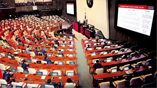 < 곳곳 빈자리 > 김진태 새누리당 의원이 1일 국회 본회의장에서 열린 긴급현안질의에서 황교안 법무부 장관에게 채동욱 전 검찰총장 사퇴와 관련한 질문을 하는 동안 의석 곳곳이 비어있다.   /연합뉴스