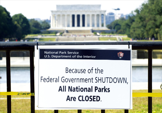 < “국립공원 문 닫습니다” > 미국 워싱턴 링컨기념관에 1일(현지시간) “연방정부의 셧다운(일부 폐쇄)으로 모든 국립공원이 문을 닫습니다”라는 안내판이 걸려 있다. UPI워싱턴연합뉴스