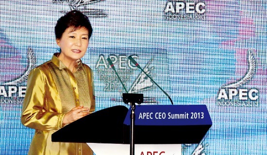 제21차 아시아태평양경제협력체(APEC) 정상회의에 참석한 박근혜 대통령이 6일 오후 발리 인터내셔널 컨벤션센터(BICC)에서 열린
‘CEO 서밋 세션 6’에서 창조경제를 강조하는 기조연설을 하고 있다. 연합뉴스