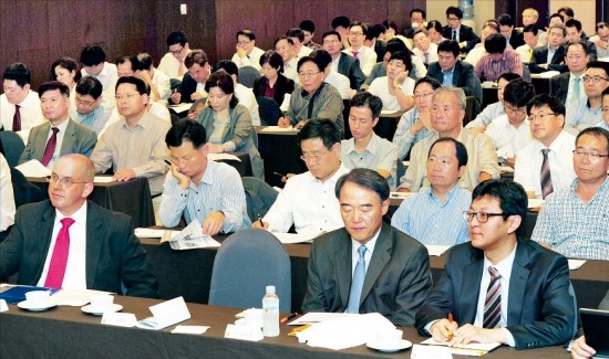 7일 서울 여의도 63빌딩에서 액센츄어와 한국경제신문 공동 주최로 열린 ‘한경·액센츄어 셰일가스 전략 포럼’에는 200여명의 국내 에너지 관련 민간·공기업 관계자가 모여 성황을 이뤘다. 앞줄 왼쪽부터 그레이엄 도즈 엑슨모빌코리아 대표, 김희집 액센츄어코리아 에너지·소재산업 부문 대표, 김태윤 액센츄어 이사.  /허문찬  기자 sweat@hankyung.com