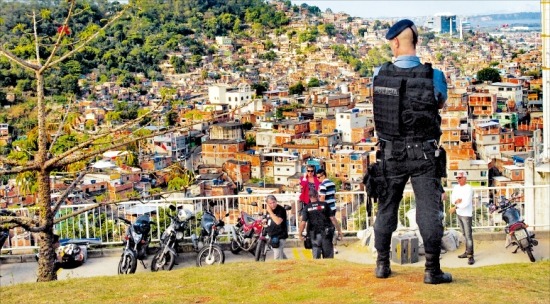 라질 군경 UPP의 알베이루 병장이 ‘파벨라(빈민촌)’를 순찰하고 있다. 리우데자네이루=남윤선 기자