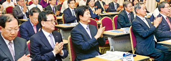 < 금융소비자보호 심포지엄 > ‘제2회 금융소비자보호 심포지엄’이 한국경제신문 주최로 8일 서울 명동 은행회관에서 열렸다. 박병원 은행연합회장(앞줄 왼쪽부터), 최수현 금융감독원장, 김기웅 한국경제신문 사장, 김규복 생명보험협회장, 김근수 여신금융협회장, 윤용로 외환은행장(뒷줄 왼쪽) 등 참석자들이 박수치고 있다. 김병언 기자 misaeon@hankyung.com