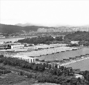 서울시 암사동 암사아리수정수센터에 준공한 수도권 최대 규모인 5MW 암사태양광발전소 모습. 
 /OCI 제공 