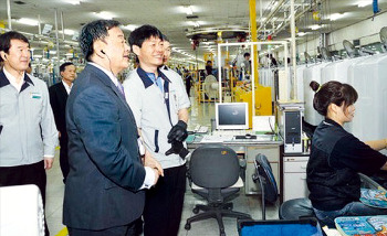 김준기 동부그룹 회장(왼쪽 두 번째)이 동부대우전자 광주공장 생산라인을 둘러보며 직원들을 격려하고 있다. /동부그룹 제공 