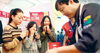 작년 중국 카이펑에서 열린 식품박람회에서 중국 관람객들이 대상의 떡볶이를 시식하고 있다.  /대상 제공 