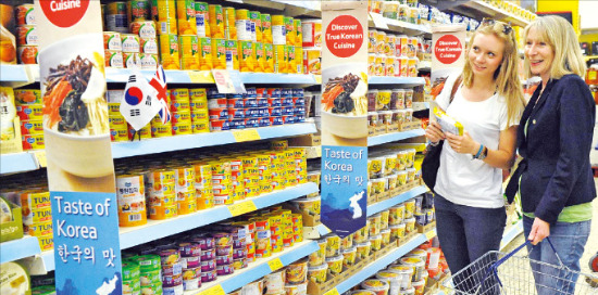 홈플러스가 영국 런던 뉴몰든의 테스코와 공동 개최한 ‘동반성장을 위한 한국식품전’에서 영국인들이 한국산 제품을 둘러보며 장을 보고 있다. /홈플러스 제공