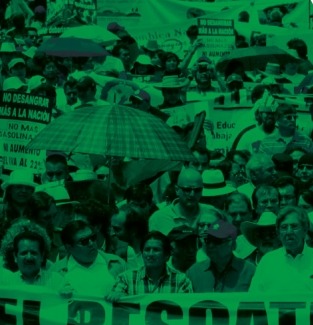 에너지 개혁에 반대하는 멕시코 국민들이 지난달 22일 멕시코시티 중심가를 행진하고 있다. 멕시코시티AP연합뉴스