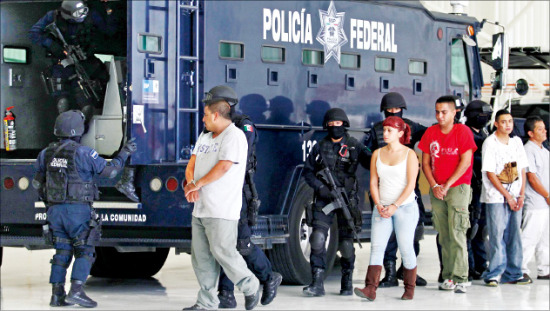 멕시코 특수부대가 마약사범 소탕작전을 벌이고 있다.