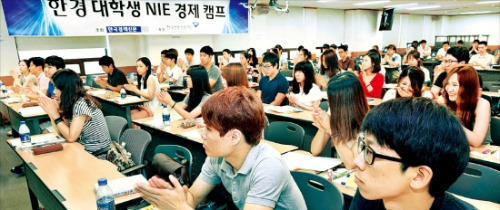 한국경제신문은 11월2일 서울 여의도에서 신문을 읽으며 경제를 공부하는 ‘한경 대학생 테샛 NIE 경제 캠프’를 연다. 사진은 지난해 열린 NIE 경제캠프. 정동헌 기자 dhchung@hankyung.com