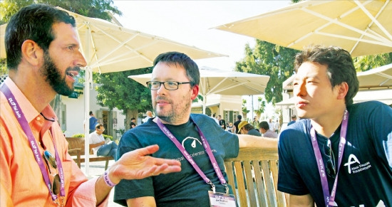 레비 샤피로 이스라엘 미디어랩 교수(왼쪽부터), 존 브래드포드 테크스타즈 영국대표, 이정수 플리토 대표가 지난 16일(현지시간) 이스라엘 텔아비브에서 한국형 창조경제를 주제로 대담하고 있다. 텔아비브=임원기 기자