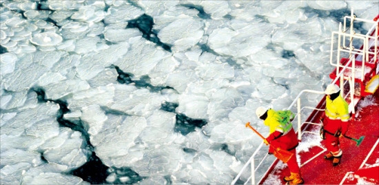 < 얼음바다 뒤로하고… > 북극항로 항해의 최대 장애물은 얼음바다였다. 지난 5일 스테나폴라리스호(號)의 발목을 잡은 얼음바다 모습. 북극해=신경훈 기자