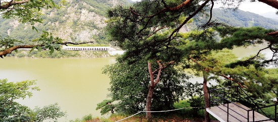  기암절벽으로 이뤄진 삼악산 중턱의 삼악산장에서 내려다 본 의암호 풍경 