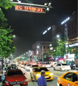 서울 이태원역 앞 도로가 불법 주·정차 차량과 손님을 기다리는 택시로 심한 교통체증을 빚고 있다. 박상익 기자