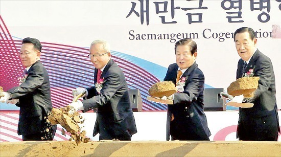 < 새만금 OCI 열병합발전소 ‘첫 삽’ > 현오석 부총리 겸 기획재정부 장관(왼쪽 두번째)이 21일 전북 군산시에서 열린 OCI새만금열병합발전소 기공식에서 삽을 뜨고 있다. 왼쪽부터 김완주 전북지사, 현 부총리, 이연택 새만금위원회 위원장, 이수영 OCI 회장. 연합뉴스