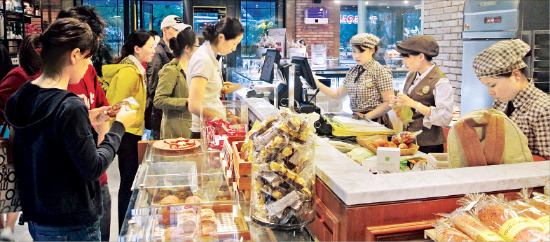 중국 베이징 리두지역의 CJ푸드월드 뚜레쥬르 매장에서 소비자들이 빵을 구입하고 있다. /최만수 기자
 