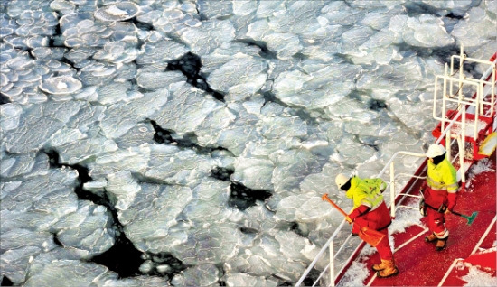 스테나폴라리스가 지난 5일 북극해 뉴시베리아섬 인근 해상에서 멈춰선 채 쇄빙선을 기다리는 도중 선원들이 해빙 상태를 살펴보고 있다. 신경훈 기자 nicepeter@hankyung.com