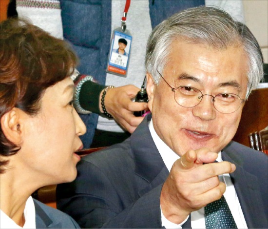 문재인 민주당 의원(오른쪽)이 23일 국회 기획재정위원회 국정감사에서 김현미 의원과 이야기하고 있다. 연합뉴스