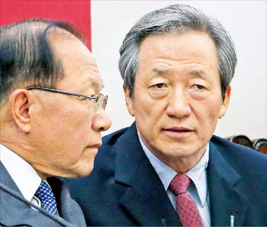 황우여 새누리당 대표(왼쪽)와 정몽준 의원이 23일 여의도 당사에서 열린 최고중진연석회의에서 대화하고 있다. 연합뉴스