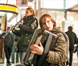 슈테판 거리에서 아코디언을 연주하는 음악가. 