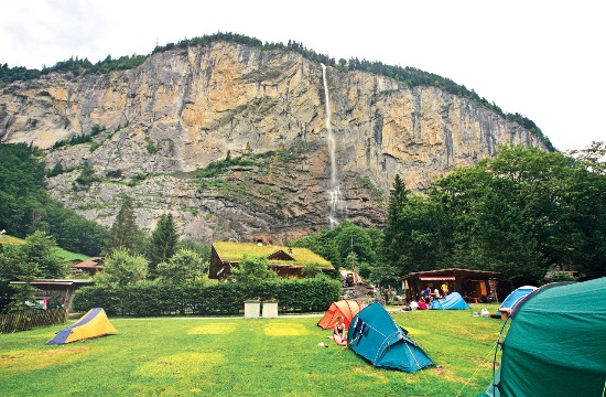 스위스 라우터부르넨의 캠핑 융프라우는 폭포수가 압권이다. 