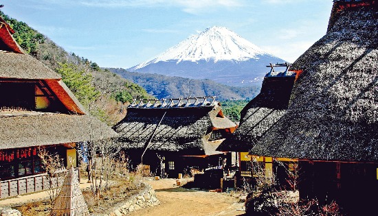 우리나라의 민속촌과 비슷한 전통가옥마을 ‘사이코 이야시노 사토 넨바’에서 바라본 후지산의 전경. 