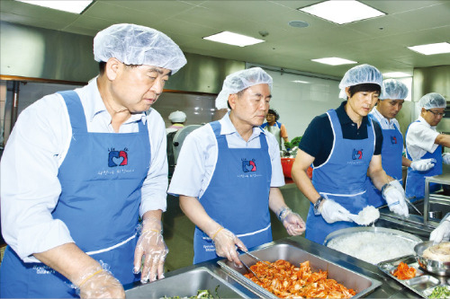 권오갑 현대오일뱅크 사장(왼쪽부터), 김창기 현대오일뱅크 나눔재단 이사장, 배우 최수종 씨(나눔재단 이사)가 지난 7월 서울 사당노인종합복지관에서 급식봉사 활동을 하고있다. /현대오일뱅크 제공 