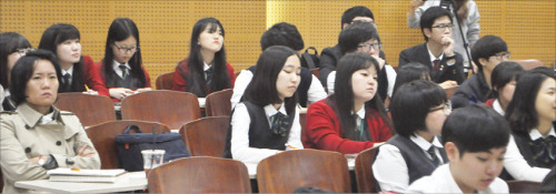 정규 강좌를 일반인도 들을 수 있게 한 공개강의 첫날인 28일 고려대 안암캠퍼스 창의관 강의실에서 고교생과 일반인이 강의에 집중하고 있다. 홍선표 기자