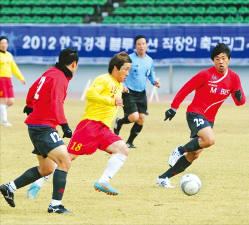 한경 블루오션 직장인 축구리그 결선이 내달 2~3일 충북 충주에서 열린다. 전국에서 예선을 통과한 29개 직장인 축구팀이 출전한다. 사진은 지난해 열린 2부리그 결승전 장면. 한경DB