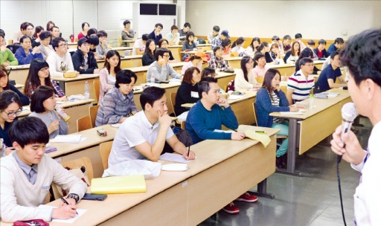 테샛 신뢰도가 높아지면서 테샛을 입사 및 승진시험으로 치르는 대기업이나 금융회사들이 크게 늘어나고 있다. 입사시험에는 테샛 문제와 비슷한 유형도 많이 출제되고 있다. 박주병 한국경제신문 경제교육연구소장이 고려대에서 테샛 특강을 하고 있다. 김병언 기자 misaeon@hankyung.com