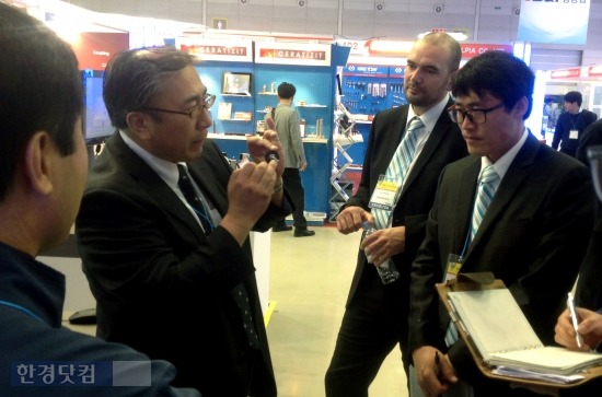 6일 '2013 국제 공작기계 및 관련부품전(MATOF)'이 열린 경남 창원컨벤션센터(CECO)에서 한 참가업체 관계자가 바이어를 상대로 제품 설명에 나서고 있다. / 이선우 기자 seonwoo_lee@hankyung.com 