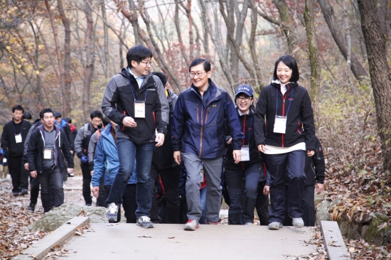 신한카드, 위성호 사장 젊은 직원과 '산행 토크'