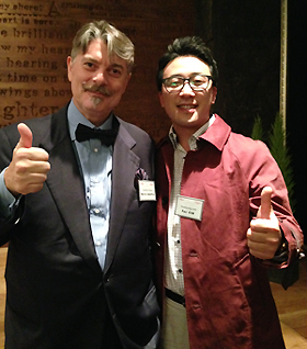 사진= 한국을 방문한 '감베로 로쏘' 마르코 편집장(왼쪽)과 함께 기념 사진을 찍은 기자. 사진=김민성 기자