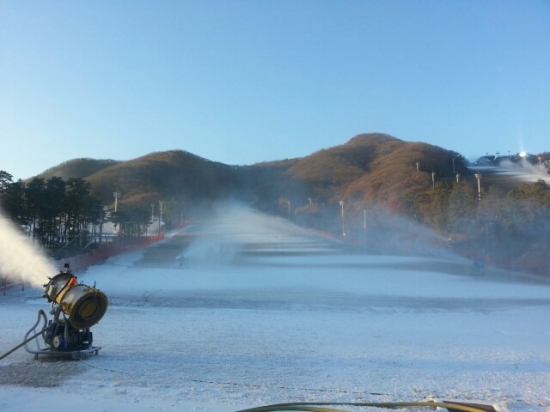 "추위야 반갑다!" 서울 근접 스키장 지산리조트, 제설작업 시작