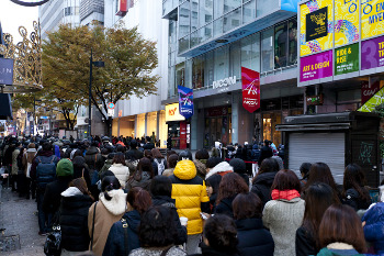 지난 14일 서울 명동 H&M 눈스퀘어점매장에서 이자벨마랑 협업(콜라보레이션) 컬렉션을 구입하기 위해 소비자들이 대기하고 있다. (사진 제공:H&M)