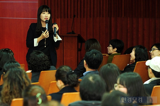 한경닷컴이 16일 서울 여의도 금융투자협회에서 개최한 ‘김미연 애널리스트, 임성호 대표와 함께하는 고교 입시전략설명회'에 참석한 150여명의 수험생, 학부모들이 강연에 귀 기울이고 있다. 강연자는 김미연 애널리스트. / 사진= 한경닷컴 변성현 기자 