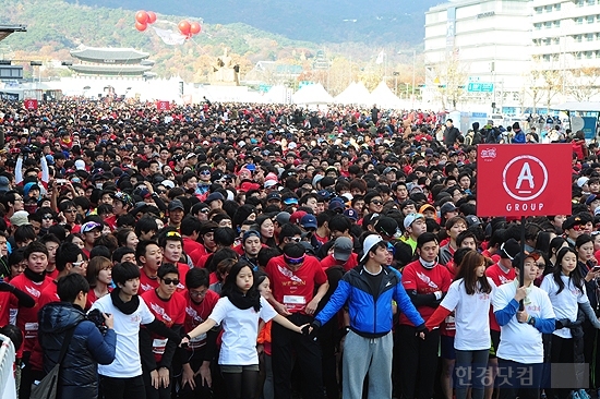 [포토] '나이키 위런 서울 10K' 광화문 광장 가득 메운 인파