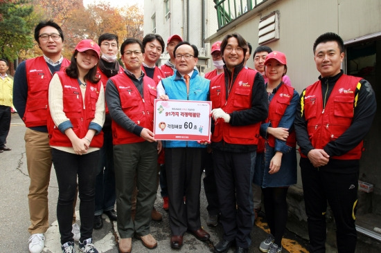 지난 15일 서초구 방배동에서 진행된 메리츠화재의 60호 걱정해결 봉사활동에서 윤덕제 메리츠화재 인사총무본부장(왼쪽), 진익철 서초구청장(가운데), 한석규 씨(오른쪽)를 비롯한 임직원이 함께 기념촬영을 했다. 