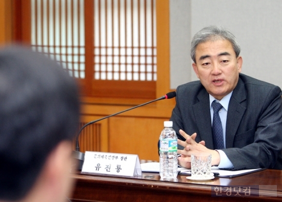 19일 문화체육관광부와 서울대의과대학은 국민 건강문화 확산과 생활체육 활성화에 대한 공동의 노력을 펼치기로 했다. 사진은 인사말을 전하고 있는 유진룡 문체부 장관. 변성현 기자 byun84@hankyung.com  