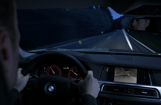 BMW가 최고급 세단 7시리즈에 선보이고 있는 보행자 인식 기술인 '나이트 비전' 시스템이 작동한 이미지. (사진/BMW코리아 제공)